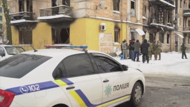 Bu video, Gostomel, Ukrayna 'daki Banksy grafitisinin 8K çözünürlüğündeki çalınmasından sonraki suç mahallini gösteriyor.