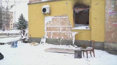 Bu video, Gostomel, Ukrayna 'daki Banksy grafitisinin 8K çözünürlüğündeki çalınmasından sonraki suç mahallini gösteriyor.