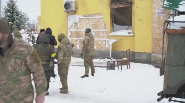 Bu video, Gostomel, Ukrayna 'daki Banksy grafitisinin 8K çözünürlüğündeki çalınmasından sonraki suç mahallini gösteriyor.