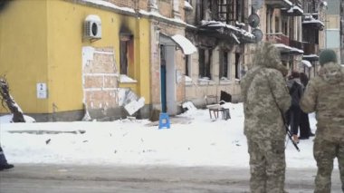 Bu video, Gostomel, Ukrayna 'daki Banksy grafitisinin 8K çözünürlüğündeki çalınmasından sonraki suç mahallini gösteriyor.