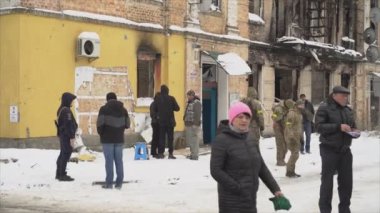 Bu video, Gostomel, Ukrayna 'daki Banksy grafitisinin 8K çözünürlüğündeki çalınmasından sonraki suç mahallini gösteriyor.