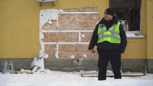 この株式ビデオは 8K解像度でウクライナのゴストメルでバンシー落書きの盗難後の犯罪現場を示しています — ストック動画