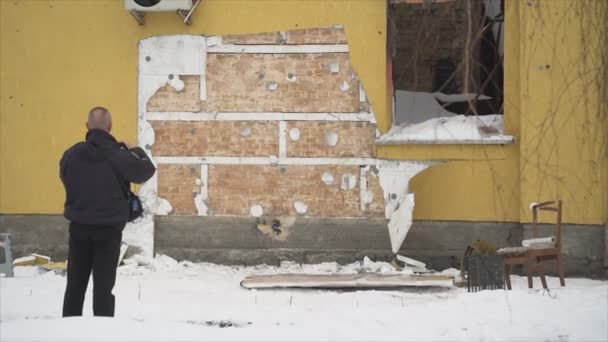 Video Gostomel Ukrayna Daki Banksy Grafitisinin Çözünürlüğündeki Çalınmasından Sonraki Suç — Stok video