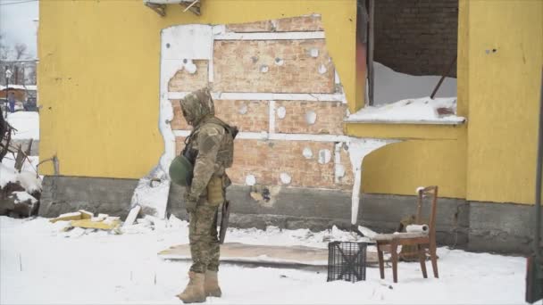 この株式ビデオは 8K解像度でウクライナのゴストメルでバンシー落書きの盗難後の犯罪現場を示しています — ストック動画
