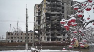 Bu video, Ukrayna, Borodyanka 'da kışın 8K çözünürlükte savaştan zarar görmüş bir binayı gösteriyor.