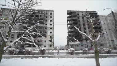 Bu video, Ukrayna, Borodyanka 'da kışın 8K çözünürlükte savaştan zarar görmüş bir binayı gösteriyor.