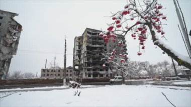 Bu video, Ukrayna, Borodyanka 'da kışın 8K çözünürlükte savaştan zarar görmüş bir binayı gösteriyor.