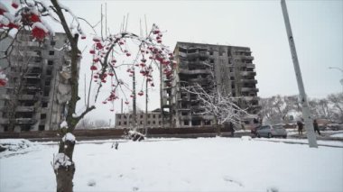 Bu video, Ukrayna, Borodyanka 'da kışın 8K çözünürlükte savaştan zarar görmüş bir binayı gösteriyor.