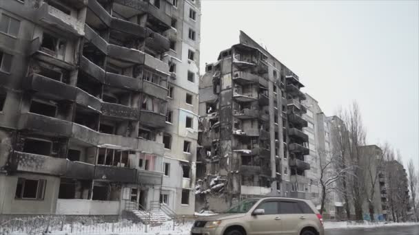 비디오는 우크라이나 산카에서 겨울에 해상도로 전쟁으로 파괴된 건물을 줍니다 — 비디오