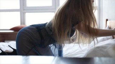 Bu yavaş çekim videosu, 8 bin dolarlık seksi iç çamaşırlı güzel bir kadını gösteriyor.