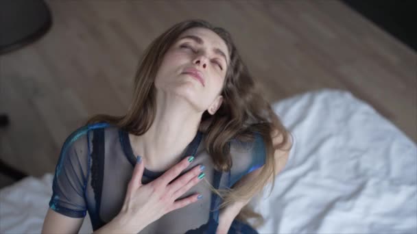 Ten Film Akcji Slow Motion Pokazuje Piękną Kobietę Seksownej Bieliźnie — Wideo stockowe