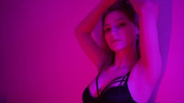 Bu yavaş çekim videosu, 8 bin dolarlık seksi iç çamaşırlı güzel bir kadını gösteriyor.