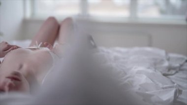 Bu yavaş çekim videosu, 8 bin dolarlık seksi iç çamaşırlı güzel bir kadını gösteriyor.