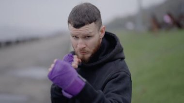 Erkek boksör şehirde spor eğitimi alıyor.