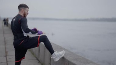 Erkek boksör şehirde spor eğitimi alıyor.