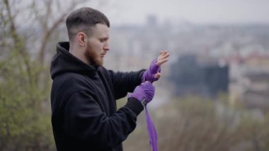 Erkek boksör şehirde spor eğitimi alıyor.