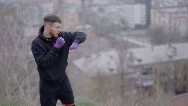 Boxeador Masculino Dedica Entrenamiento Deportivo Aire Libre Ciudad — Vídeos de Stock