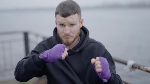 Muž Boxer Zabývá Sportovním Tréninkem Venku Městě — Stock video