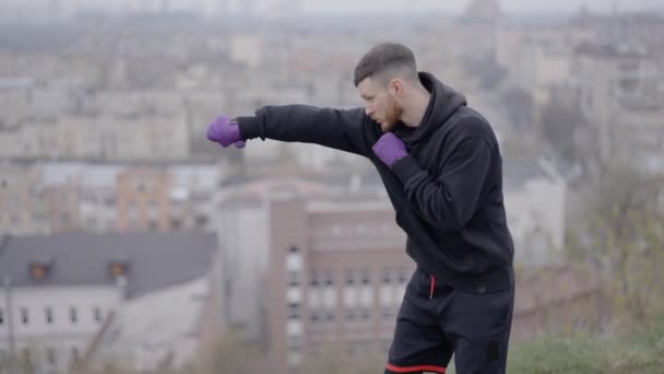 Boxeador Masculino Dedica Entrenamiento Deportivo Aire Libre Ciudad — Vídeos de Stock