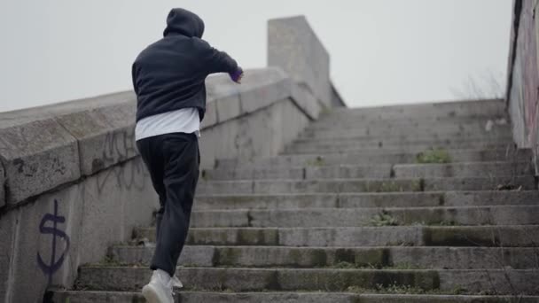 Férfi Bokszoló Sportedzést Tart Városban — Stock videók