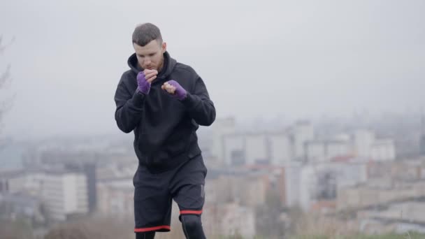 Boxer Masculino Está Envolvido Treinamento Esportivo Livre Cidade — Vídeo de Stock
