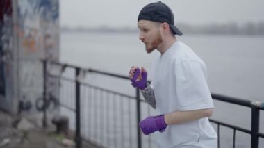 Erkek boksör şehirde spor eğitimi alıyor.