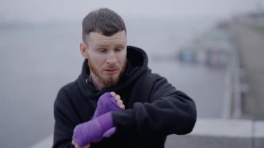 Erkek boksör şehirde spor eğitimi alıyor.