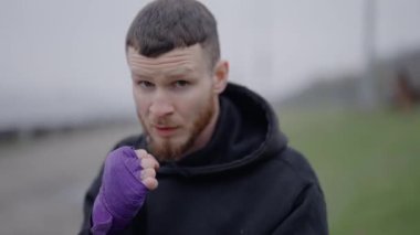 Erkek boksör şehirde spor eğitimi alıyor.