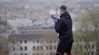 Erkek boksör şehirde spor eğitimi alıyor.