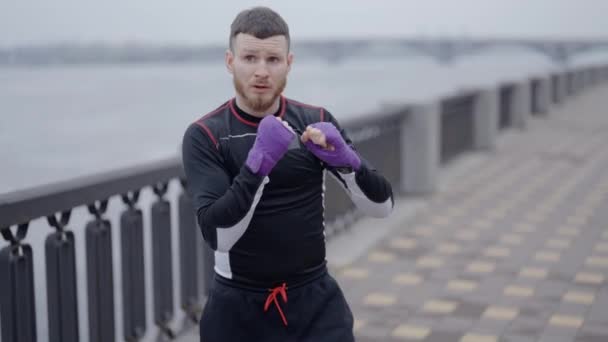 Muž Boxer Zabývá Sportovním Tréninkem Venku Městě — Stock video