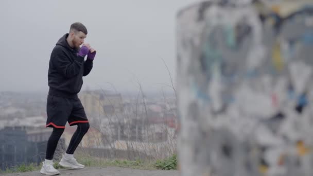 Boxer Trainiert Freien Der Stadt — Stockvideo
