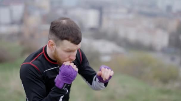 Boxer Masculino Está Envolvido Treinamento Esportivo Livre Cidade — Vídeo de Stock