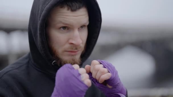 男性拳击手在本市室外进行体育锻炼 — 图库视频影像