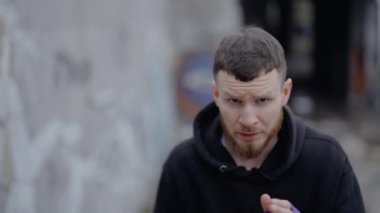 Erkek boksör şehirde spor eğitimi alıyor.