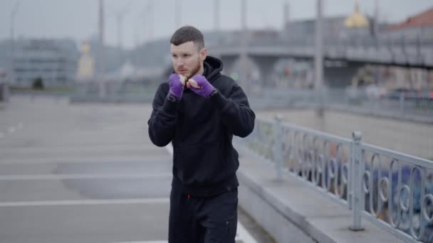 Erkek Boksör Şehirde Spor Eğitimi Alıyor — Stok video