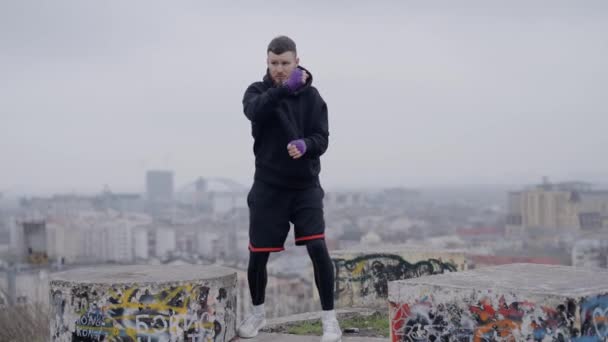 Мужской Боксер Занимается Спортивной Тренировкой Открытом Воздухе Городе — стоковое видео