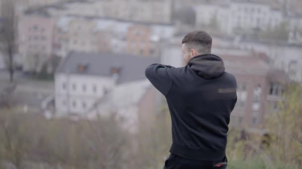 Чоловічий Боксер Займається Спортивною Підготовкою Відкритому Повітрі Місті — стокове відео