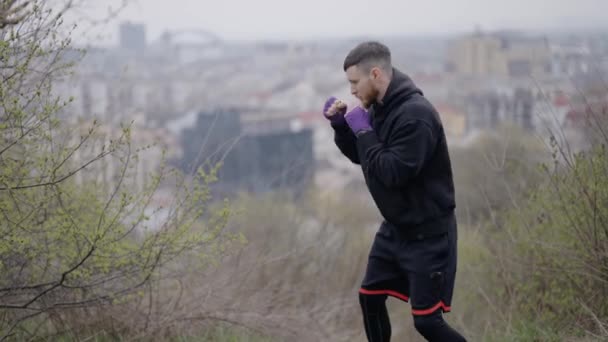 Boxeador Masculino Dedica Entrenamiento Deportivo Aire Libre Ciudad — Vídeo de stock