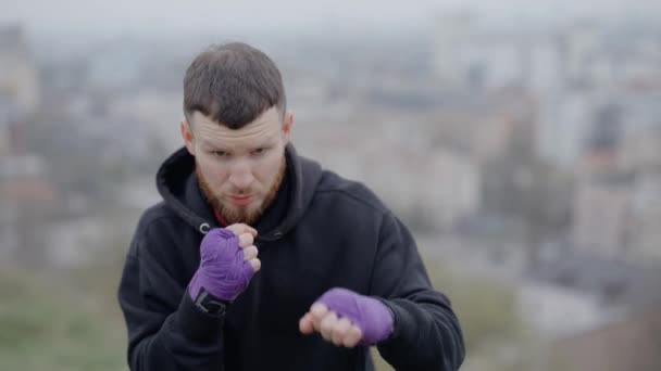 男性拳击手在本市室外进行体育锻炼 — 图库视频影像