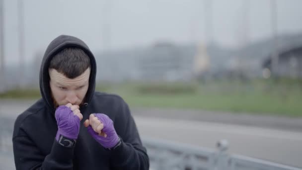 Мужской Боксер Занимается Спортивной Тренировкой Открытом Воздухе Городе — стоковое видео
