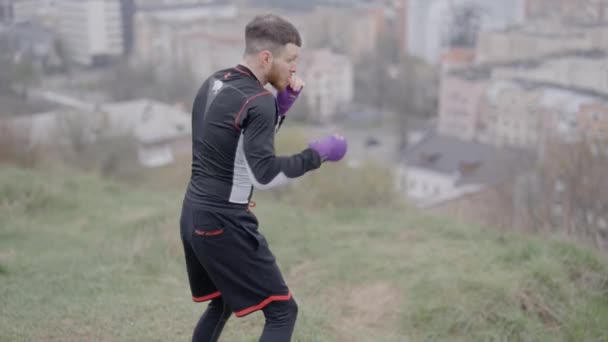 Boxeur Masculin Est Engagé Dans Entraînement Sportif Plein Air Dans — Video