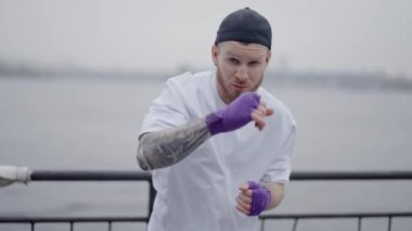 Erkek boksör şehirde spor eğitimi alıyor.