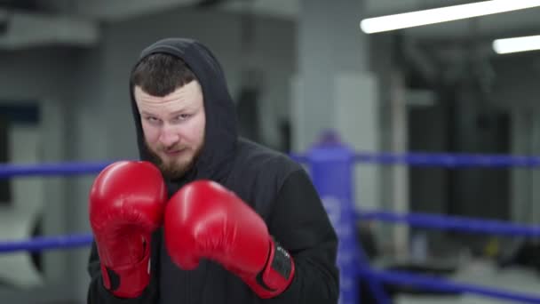 Boxeur Masculin Pendant Entraînement Dans Gymnase Ralenti — Video