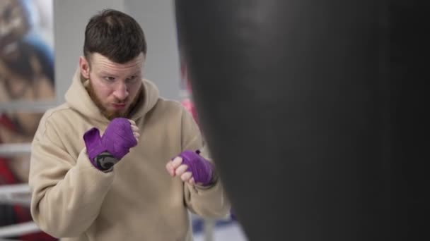 男子拳击手在体育馆训练时动作缓慢 — 图库视频影像