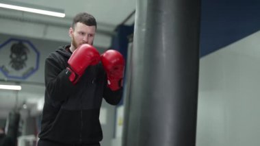 Spor salonunda ağır çekimde erkek boksör.