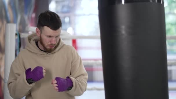 男子拳击手在体育馆训练时动作缓慢 — 图库视频影像