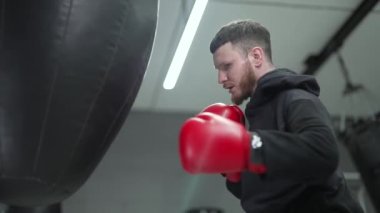 Spor salonunda ağır çekimde erkek boksör.