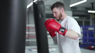 Spor salonunda ağır çekimde erkek boksör.