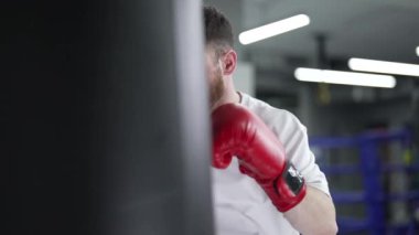 Spor salonunda ağır çekimde erkek boksör.