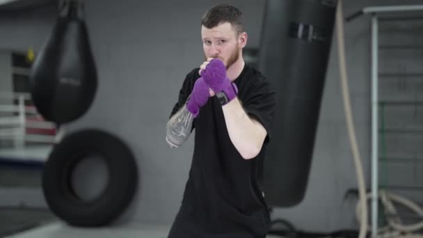 Boxeur Masculin Pendant Entraînement Dans Gymnase Ralenti — Video